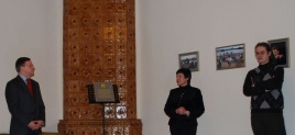 Gintaro Abaravičiaus nuotraukoje: kultūros ministras R.Vilkaitis(pirmas iš kairės) pasidžiaugė ministerijoje atidaryta fotoparoda „Užutrakio vakarai“ ir palinkėjo jos autorei S.Nemeikaitei naujų kūrybinių sumanymų 